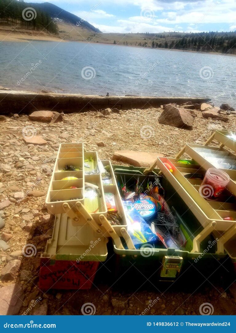 caja de pesca completa en el lago